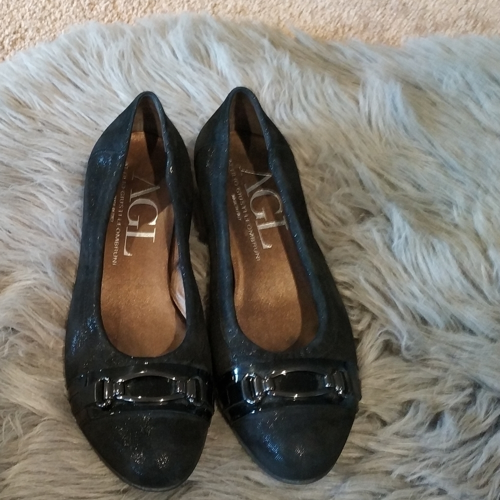 AGL sz 38.5. nice cond . Scuff on RT shoe .